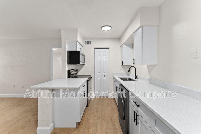 NEWLY RENOVATED!!  1 MONTH FREE RENT w\IMMEDIATE MOVE-IN property image