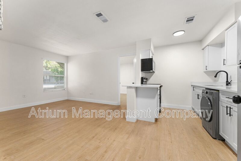 NEWLY RENOVATED!!  1 MONTH FREE RENT w\IMMEDIATE MOVE-IN property image