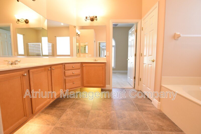 Spacious 4 Bed, 4 Bath + Bonus Room Gated Pool Home in Lake Mary, FL – Magnolia Plantation property image