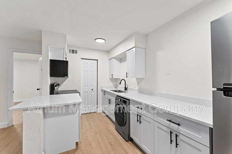 NEWLY RENOVATED!!  1 MONTH FREE RENT w\IMMEDIATE MOVE-IN property image