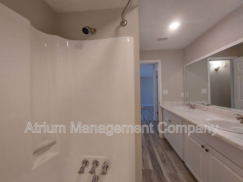 Coming SOON! Lakeland 2 Bed / 1 Bath Apartment - RENT SPECIAL! 50% OFF OF FIRST MONTH'S RENT property image