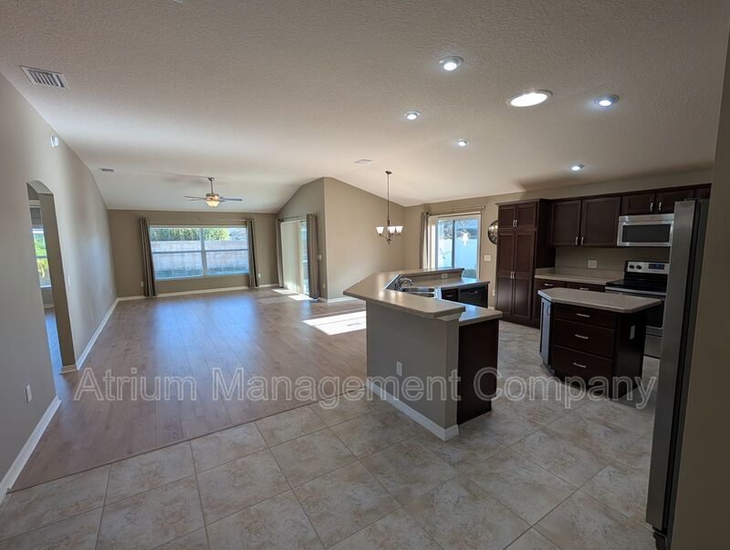 NEW LVP FLOORS! Fairmont Villa Minutes to Brownwood Paddock Square property image