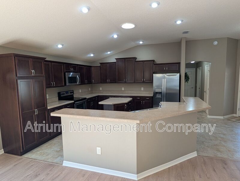 NEW LVP FLOORS! Fairmont Villa Minutes to Brownwood Paddock Square property image