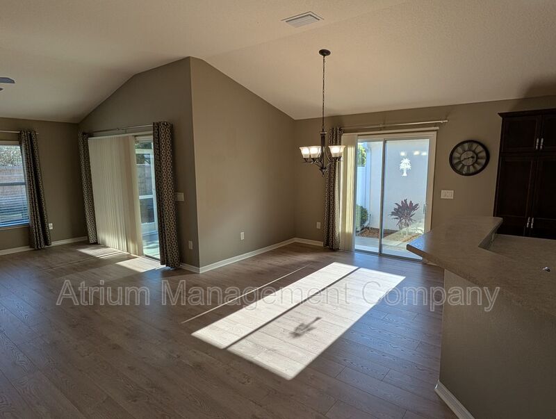 NEW LVP FLOORS! Fairmont Villa Minutes to Brownwood Paddock Square property image