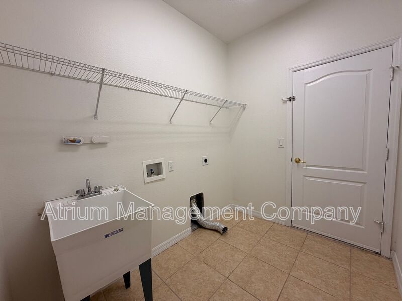 Charming 3BR Winter Garden Home | Spacious Layout, Preserve View & Screened Patio property image