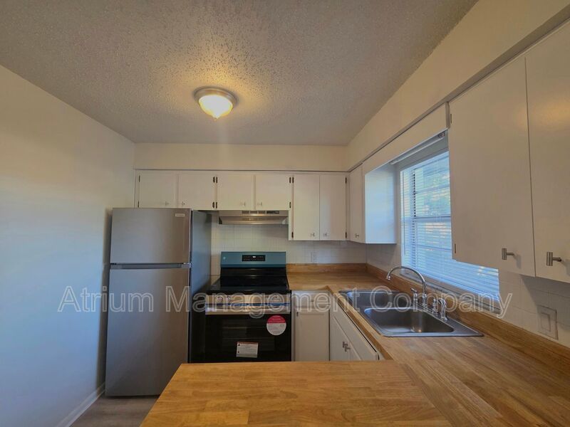 2 Bedroom, 1 Bathroom Apartment located near downtown Lakeland! property image