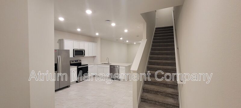 ***$300 off first month's rent*** Cable & Internet Included! 3 bedroom, 2.5 bathroom Davenport Townhome! property image