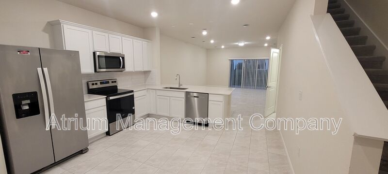 ***$300 off first month's rent*** Cable & Internet Included! 3 bedroom, 2.5 bathroom Davenport Townhome! property image