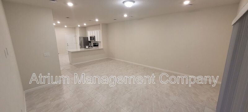 ***$300 off first month's rent*** Cable & Internet Included! 3 bedroom, 2.5 bathroom Davenport Townhome! property image