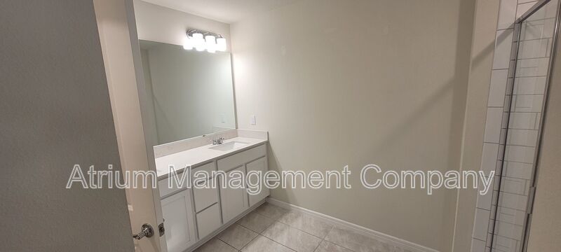 ***$300 off first month's rent*** Cable & Internet Included! 3 bedroom, 2.5 bathroom Davenport Townhome! property image