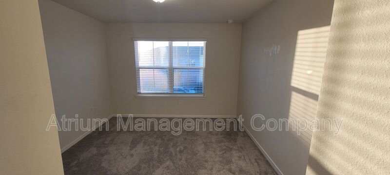 ***$300 off first month's rent*** Cable & Internet Included! 3 bedroom, 2.5 bathroom Davenport Townhome! property image