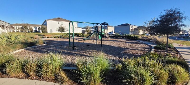 ***$300 off first month's rent*** Cable & Internet Included! 3 bedroom, 2.5 bathroom Davenport Townhome! property image