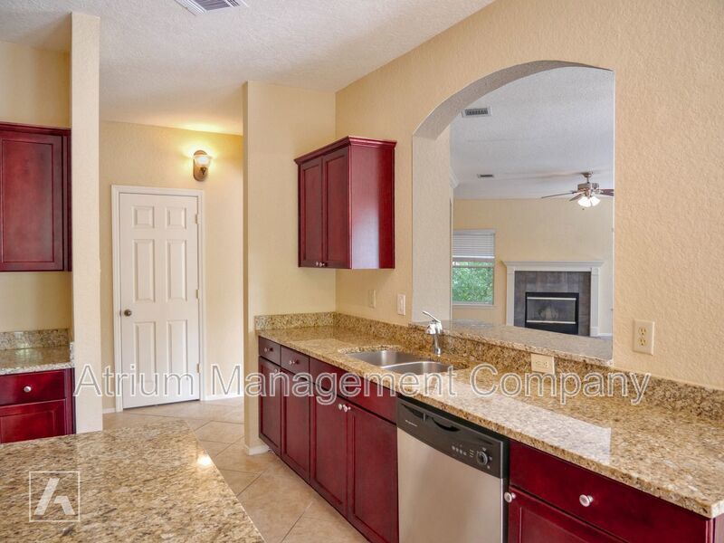 Inviting 3 Bed 2 Bath Gated Spacious Condo in Lake Mary, FL near Heathrow property image