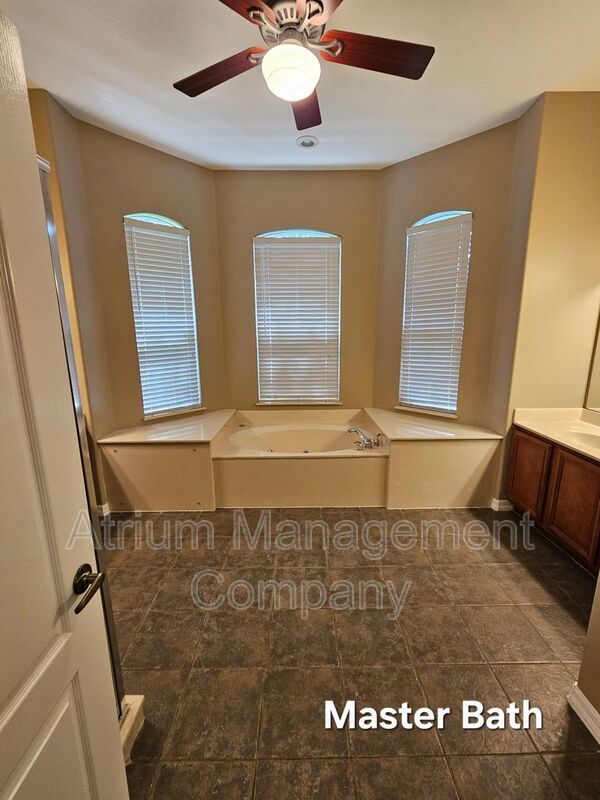 Elegant 5-Bed, 3.5-Bath Pool Home in Lake Mary’s Exclusive Magnolia Plantation – Guard Gated Luxury! property image