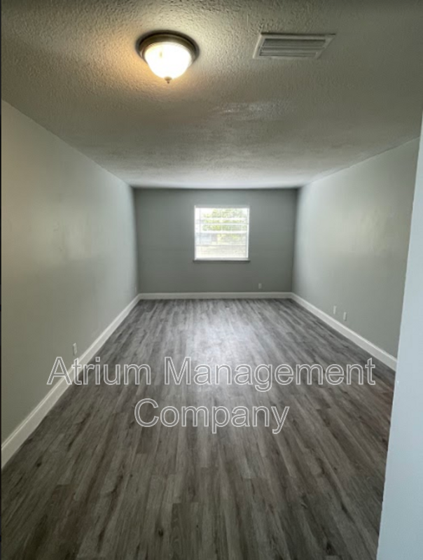 2 Bedrooms 1 Bath Apartment in Tituville property image