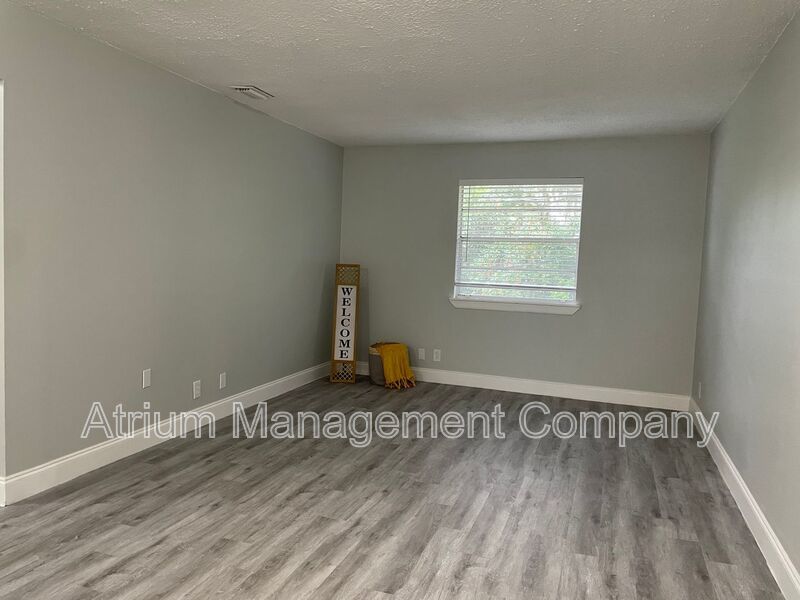 2 Bedrooms 1 Bath Apartment in Tituville property image