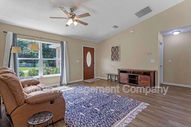 Beautiful 3 Bedroom 2 Bathroom Pool Home in Wildwood, FL property image