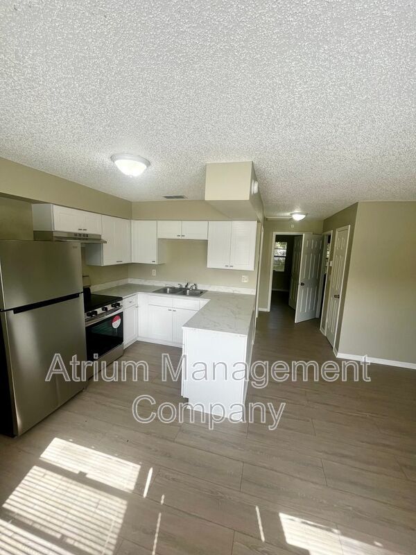 **RENT SPECIAL**  $500 off of First Month's Rent! Newly Renovated 2 Bedroom, 1 Bathroom Apartment in North Lakeland property image