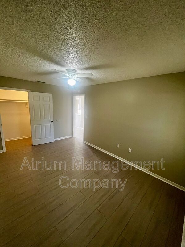 **RENT SPECIAL**  $500 off of First Month's Rent! Newly Renovated 2 Bedroom, 1 Bathroom Apartment in North Lakeland property image