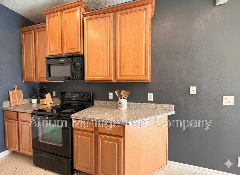 Bright & Spacious 3BR End-Unit Townhome in Serene Cranes Creek | Goldenrod – East Orlando property image