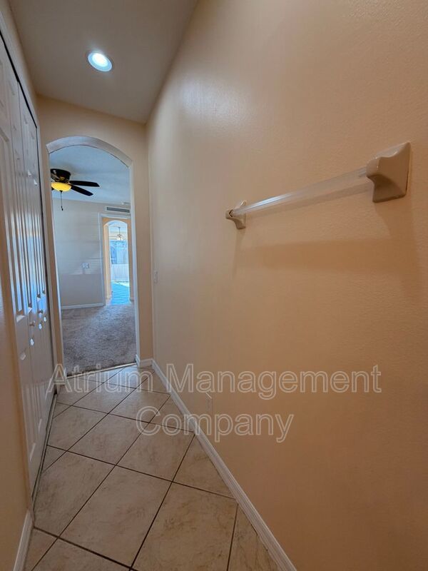 Bright & Spacious 3BR End-Unit Townhome in Serene Cranes Creek | Goldenrod – East Orlando property image