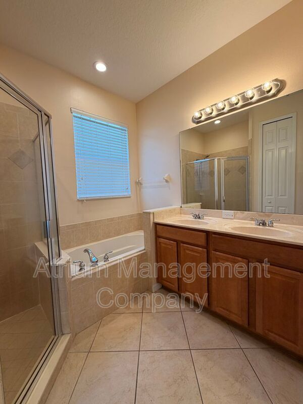 Bright & Spacious 3BR End-Unit Townhome in Serene Cranes Creek | Goldenrod – East Orlando property image