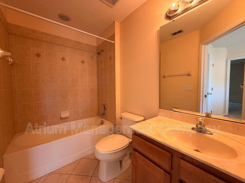 Bright & Spacious 3BR End-Unit Townhome in Serene Cranes Creek | Goldenrod – East Orlando property image