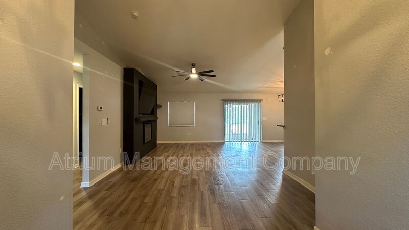 Bright & Modern 3-Bed Home with Washer & Dryer – Available Now property image