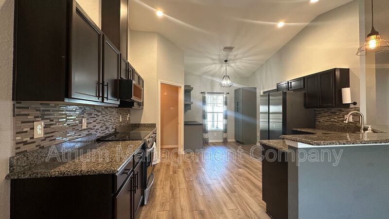 Bright & Modern 3-Bed Home with Washer & Dryer – Available Now property image