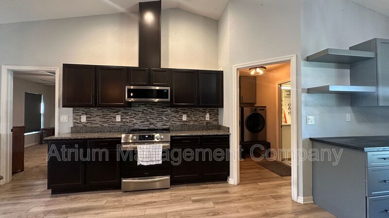 Bright & Modern 3-Bed Home with Washer & Dryer – Available Now property image