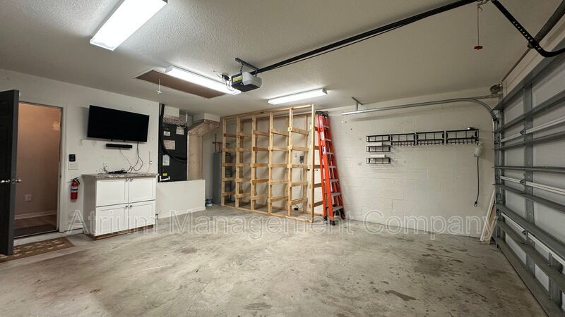 Bright & Modern 3-Bed Home with Washer & Dryer – Available Now property image