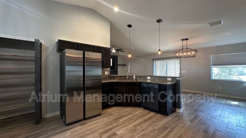 Bright & Modern 3-Bed Home with Washer & Dryer – Available Now property image