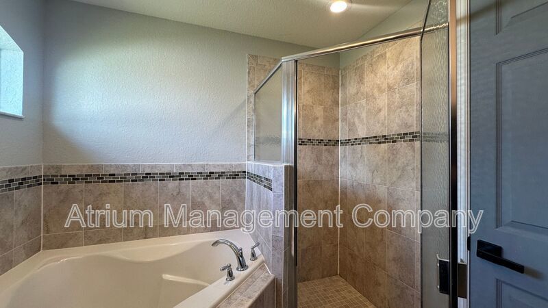 Bright & Modern 3-Bed Home with Washer & Dryer – Available Now property image