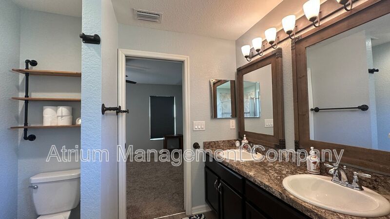 Bright & Modern 3-Bed Home with Washer & Dryer – Available Now property image