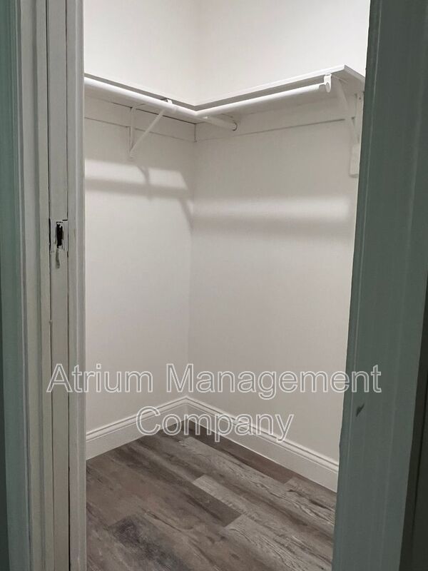 Beautifully Renovated Lakeside 1-Bedroom Apartment in Orlando | Lake Tyler Manor property image