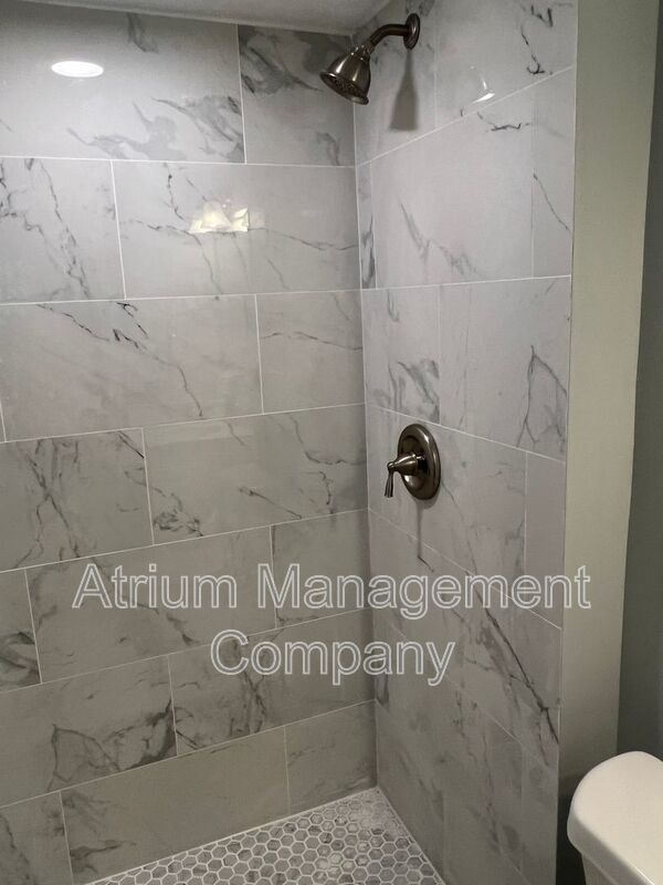 Beautifully Renovated Lakeside 1-Bedroom Apartment in Orlando | Lake Tyler Manor property image