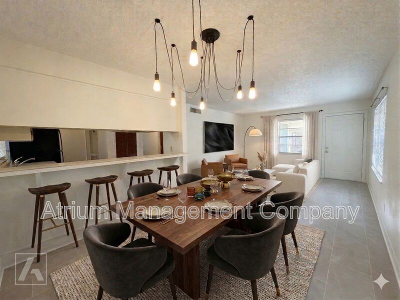 Beautifully Renovated 2-Bedroom Duplex in Orlando’s Curry Ford District property image