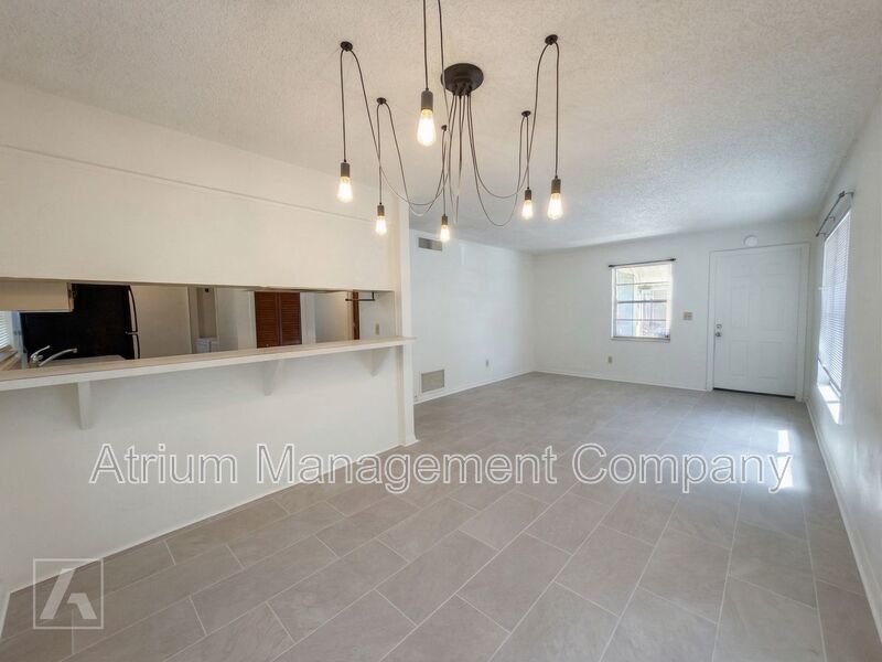 Beautifully Renovated 2-Bedroom Duplex in Orlando’s Curry Ford District property image
