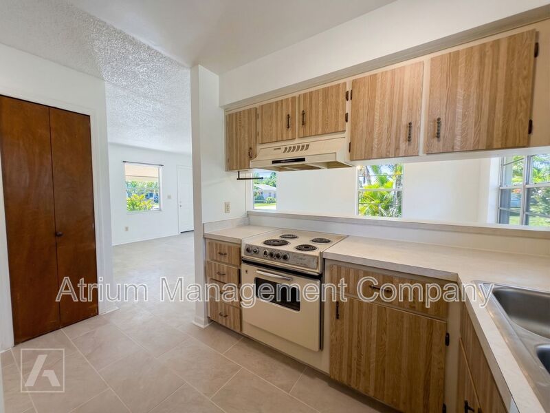 Beautifully Renovated 2-Bedroom Duplex in Orlando’s Curry Ford District property image