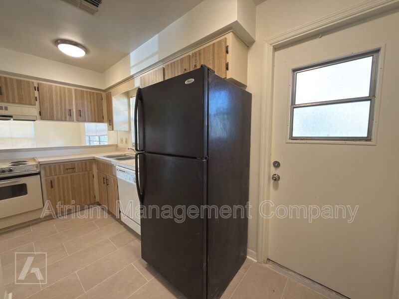 Beautifully Renovated 2-Bedroom Duplex in Orlando’s Curry Ford District property image