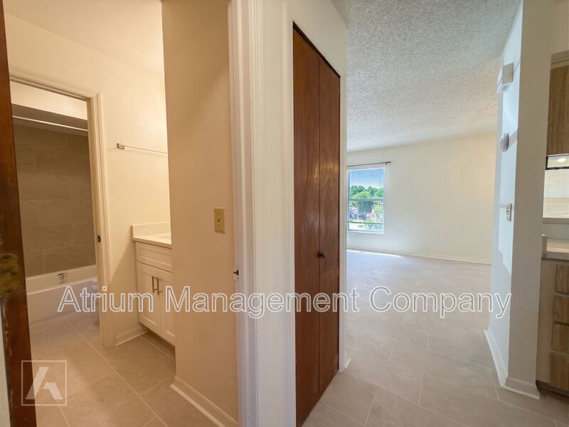 Beautifully Renovated 2-Bedroom Duplex in Orlando’s Curry Ford District property image