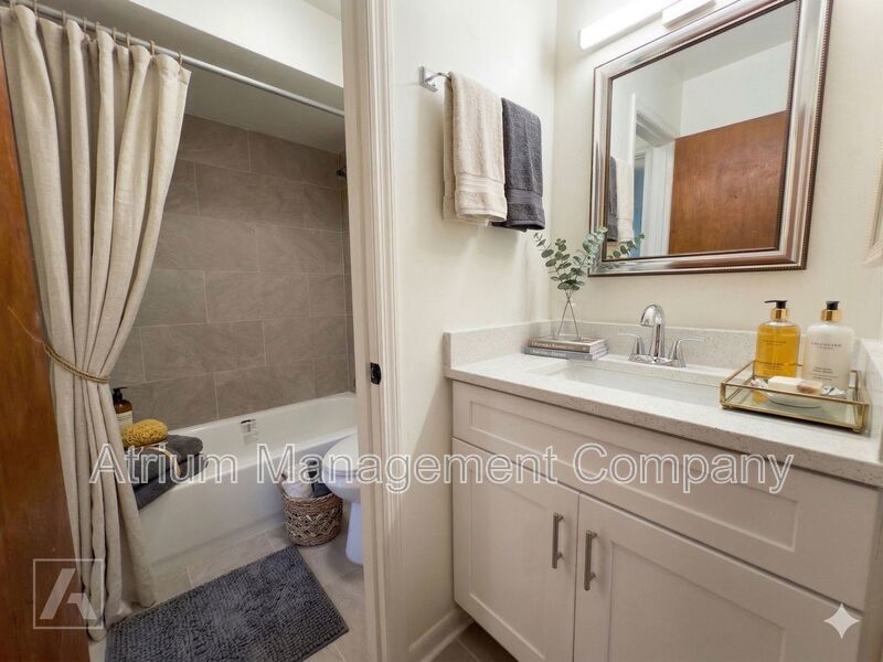 Beautifully Renovated 2-Bedroom Duplex in Orlando’s Curry Ford District property image