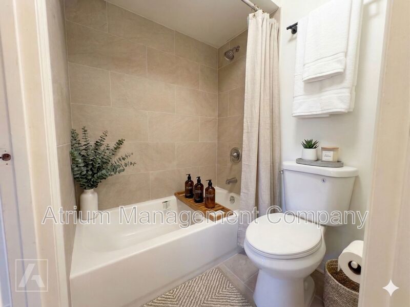 Beautifully Renovated 2-Bedroom Duplex in Orlando’s Curry Ford District property image