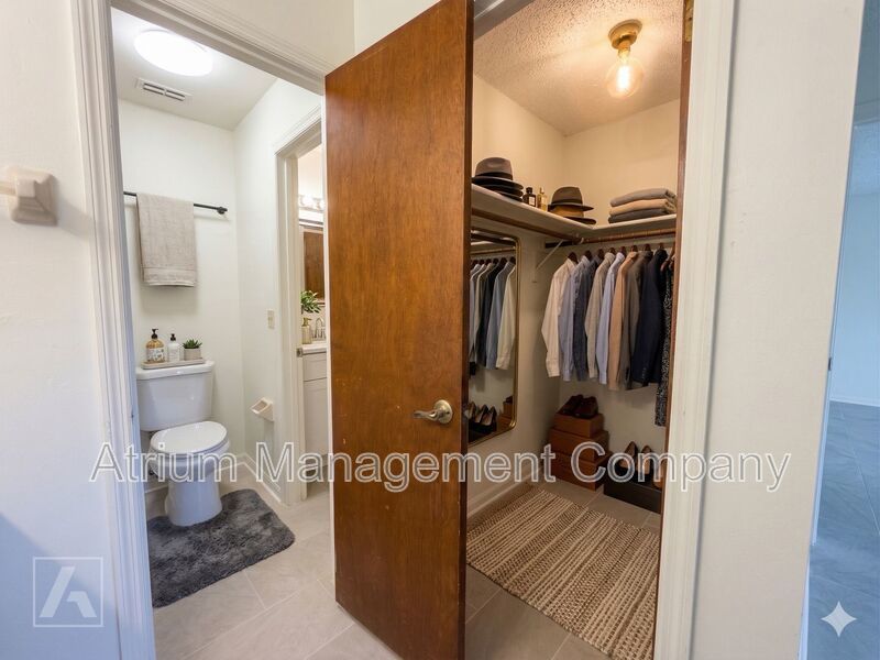 Beautifully Renovated 2-Bedroom Duplex in Orlando’s Curry Ford District property image